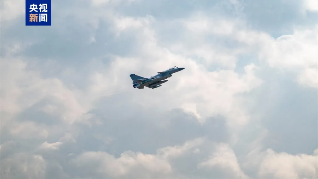 印尼考虑采购中国歼-10战斗机，“在印巴冲突中的表现是重要因素”！此前曾以81亿美元订购42架“阵风”战斗机